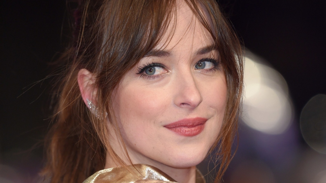 Dakota Johnson trabaja con su novio Chris Martin y dirige clip para Coldplay