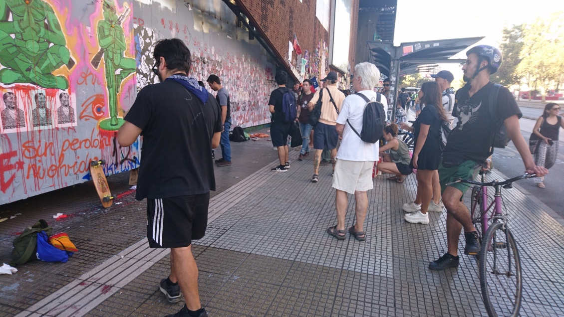 Artistas y ciudadanos repintaron fachada del GAM tras subrepticio borrón de la madrugada