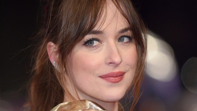 Dakota Johnson trabaja con su novio Chris Martin y dirige clip para Coldplay