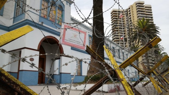 Iquique: Municipio dio 24 horas a Ejército para retirar cerco de púas de regimiento