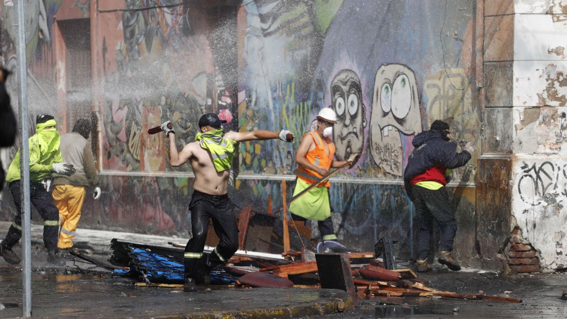 Formalizan a cuatro detenidos por desmanes en Valparaíso: Tendrán que firmar mes por medio