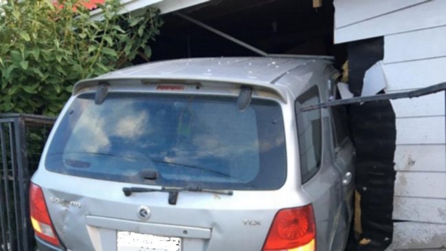 Conductor ebrio derribó poste y terminó incrustado en vivienda en Punta Arenas