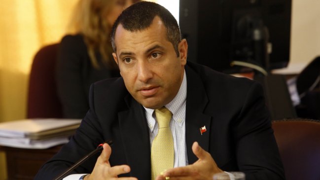 Gustavo Hasbún suspende su militancia en la UDI en medio de caso coimas