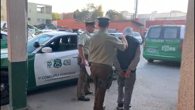 Detienen a joven acusado de robar vehículo previo a incendio en automotora