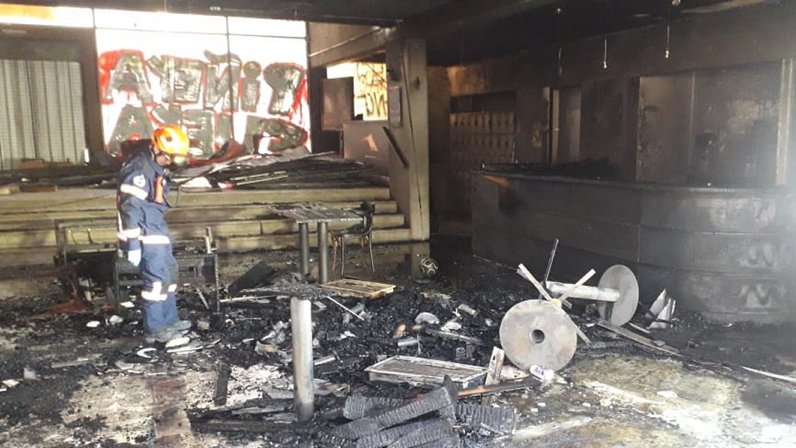 Incendio intencional destruyó el Café Literario del Parque Bustamante, en Providencia