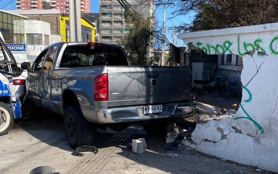 Camioneta terminó incrustada en el muro de una casa en Antofagasta
