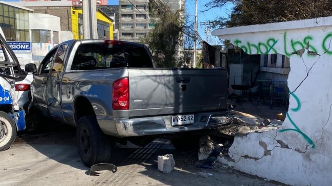 Camioneta terminó incrustada en el muro de una casa en Antofagasta
