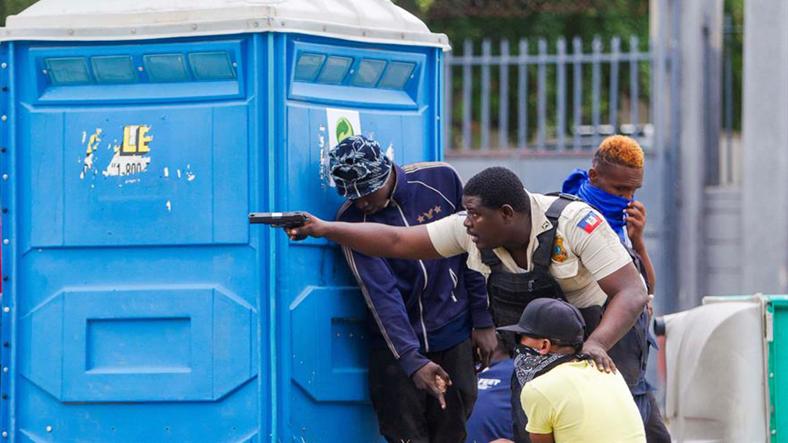 Una zona de guerra: Puerto Príncipe paralizada por enfrentamientos entre policías y militares