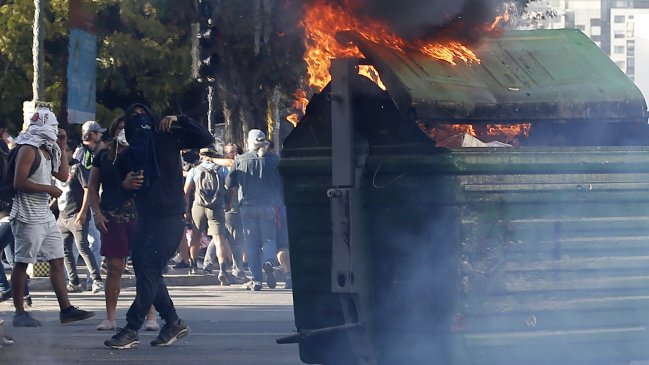 Encapuchados levantaron barricadas y se enfrentaron a Carabineros en Viña del Mar
