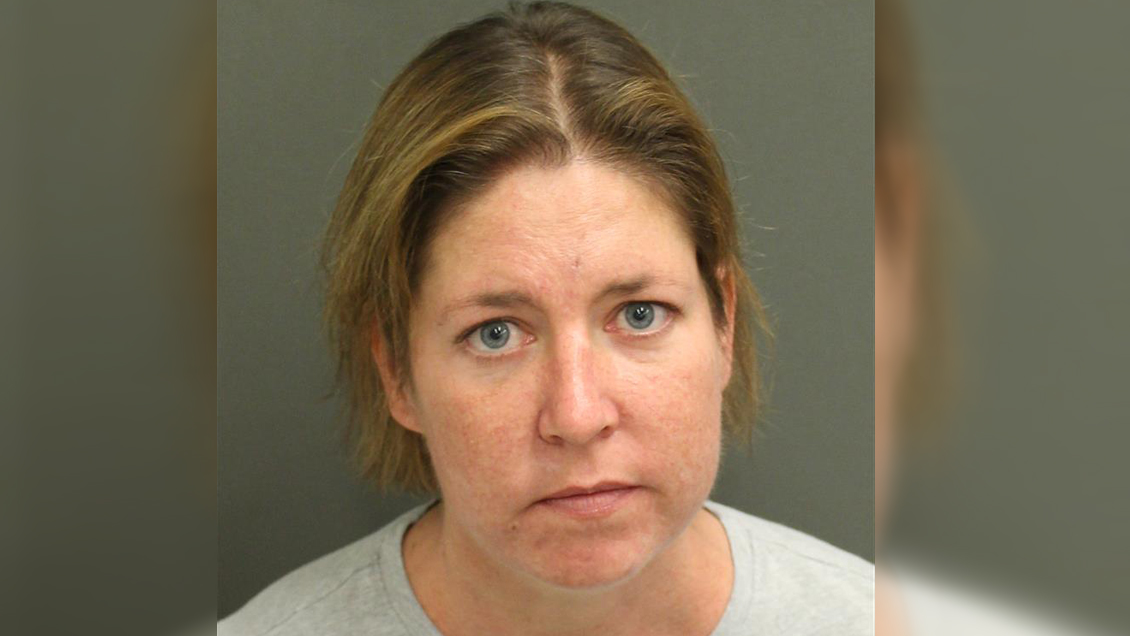 Policía acusa a una mujer de dejar morir a su novio dentro de una maleta