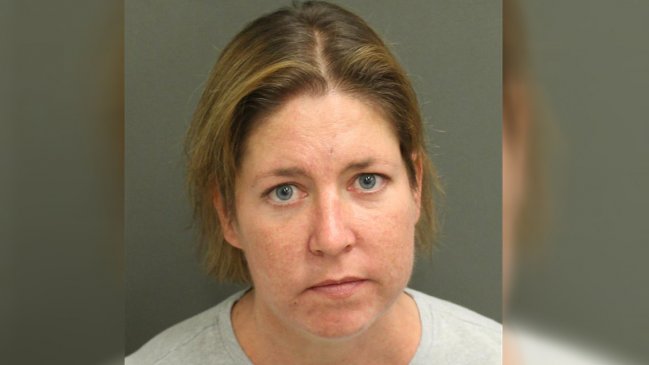 Policía acusa a una mujer de dejar morir a su novio dentro de una maleta