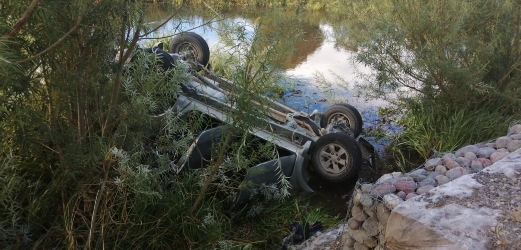 Camioneta chocó con camión y cayó a una zanja en Frutillar: Hay dos mujeres graves