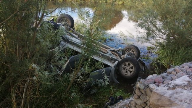 Camioneta chocó con camión y cayó a una zanja en Frutillar: Hay dos mujeres graves