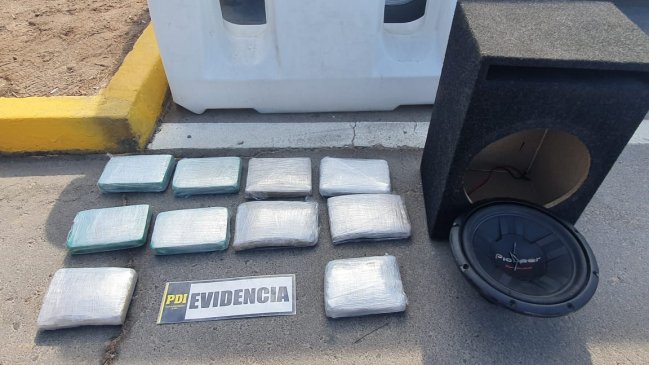 Hombre intentó ocultar siete kilos de droga en los parlantes de su auto