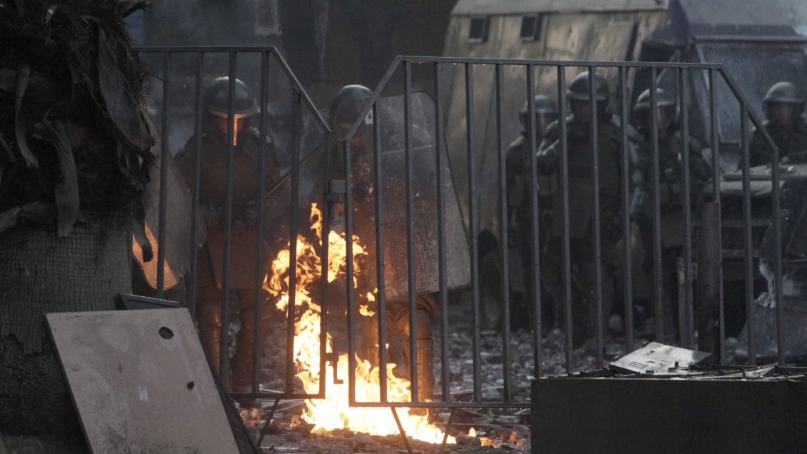 Carabineros tras protesta en Baquedano: Hubo 16 detenidos y 30 funcionarios heridos