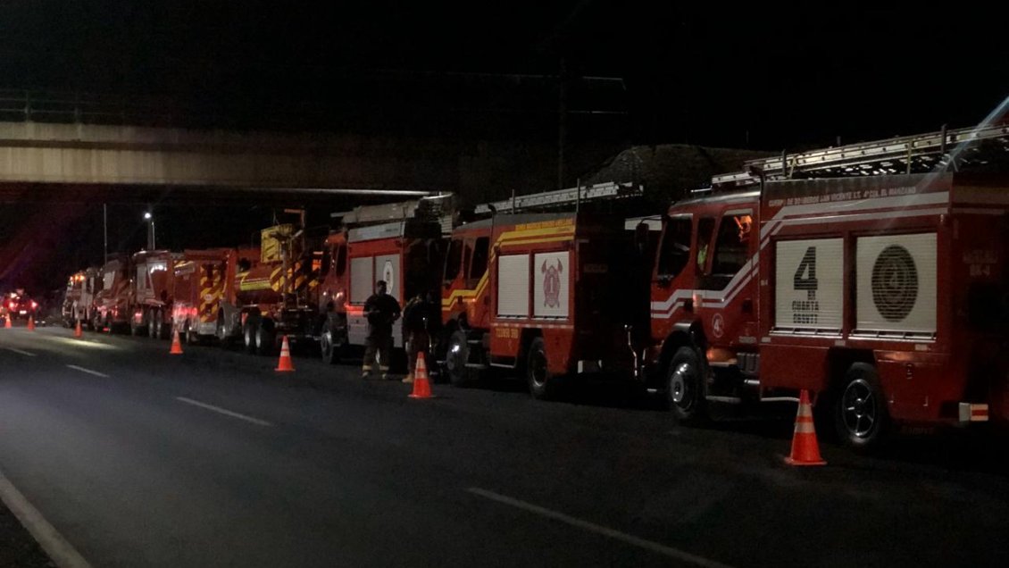 Bomberos de O'Higgins trabajan en labores de apoyo y combate en incendio forestal de Molina
