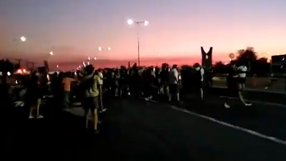 Vecinos de Molina cortaron Ruta 5 en protesta por tardanza en control de incendio forestal