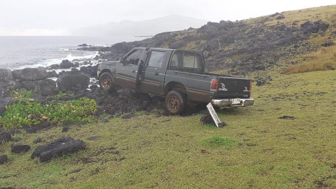 Detienen a chileno residente en Rapa Nui tras chocar contra moái con su camioneta