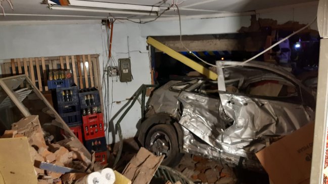 Auto chocó contra un restaurante en Penco: Tres personas murieron