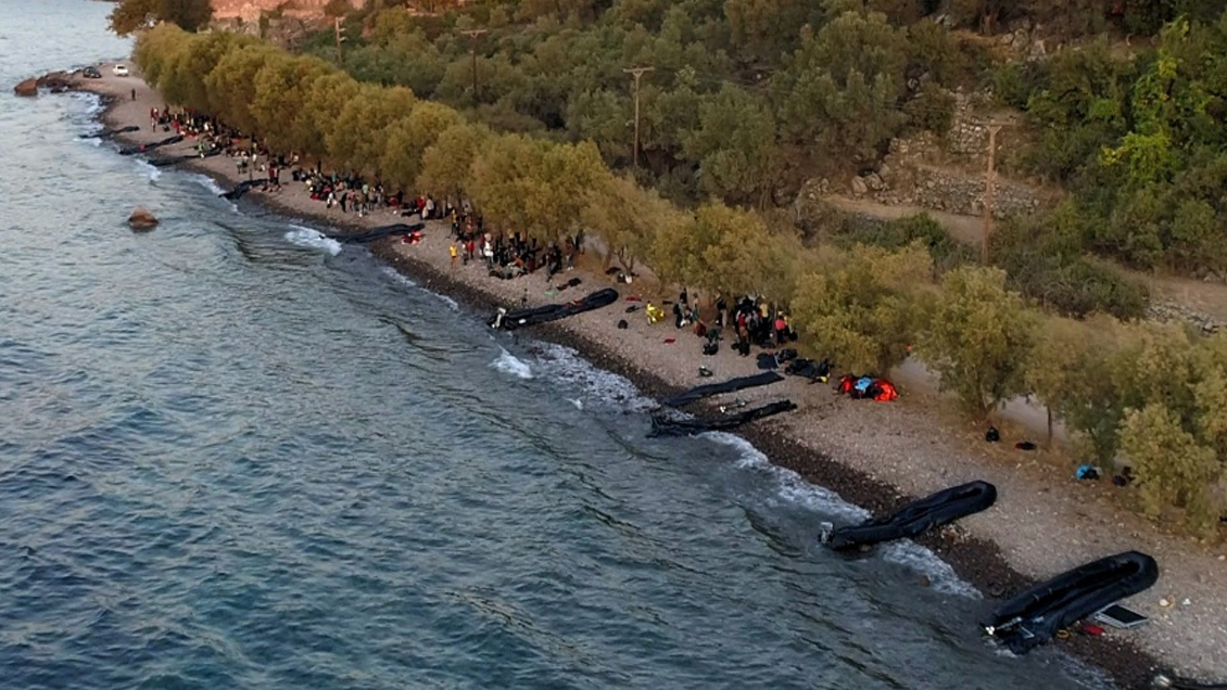 Un niño murió al volcar barca con refugiados ante la isla griega de Lesbos