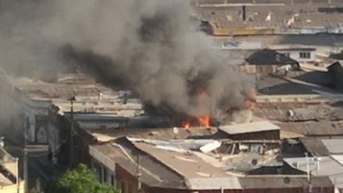 Bomberos combate incendio que afecta inmueble en Santiago centro