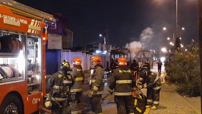 Encapuchados incendian a bus de Transantiago en La Granja