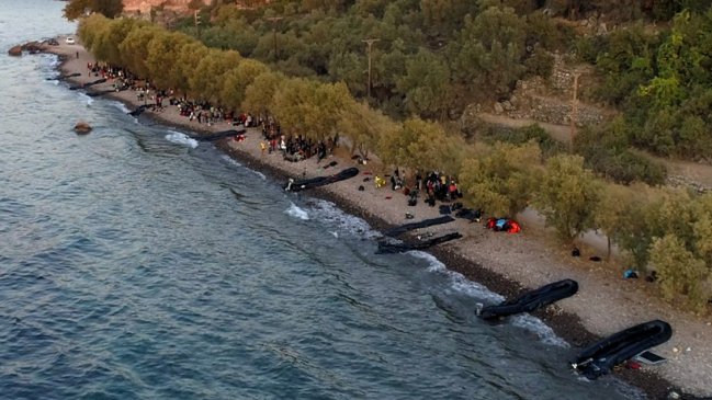  Un niño murió al volcar barca con refugiados ante la isla griega de Lesbos  
