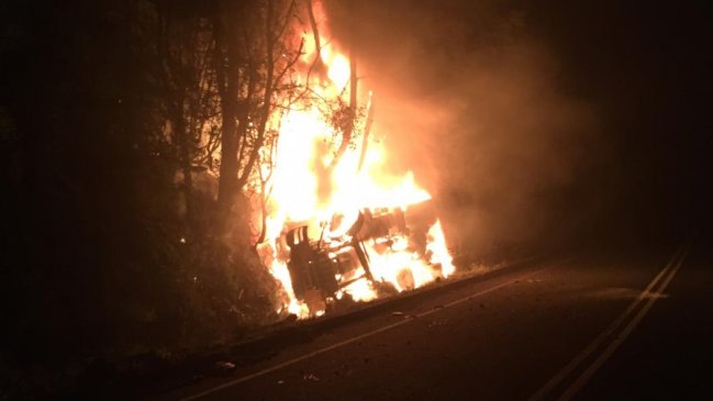 Camión se incendió tras volcamiento: Chofer murió calcinado