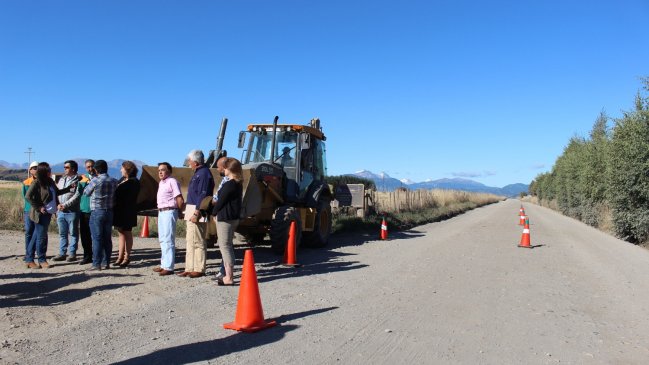 Millonaria inversión para reparar y mantener caminos en sectores periféricos de Coyhaique