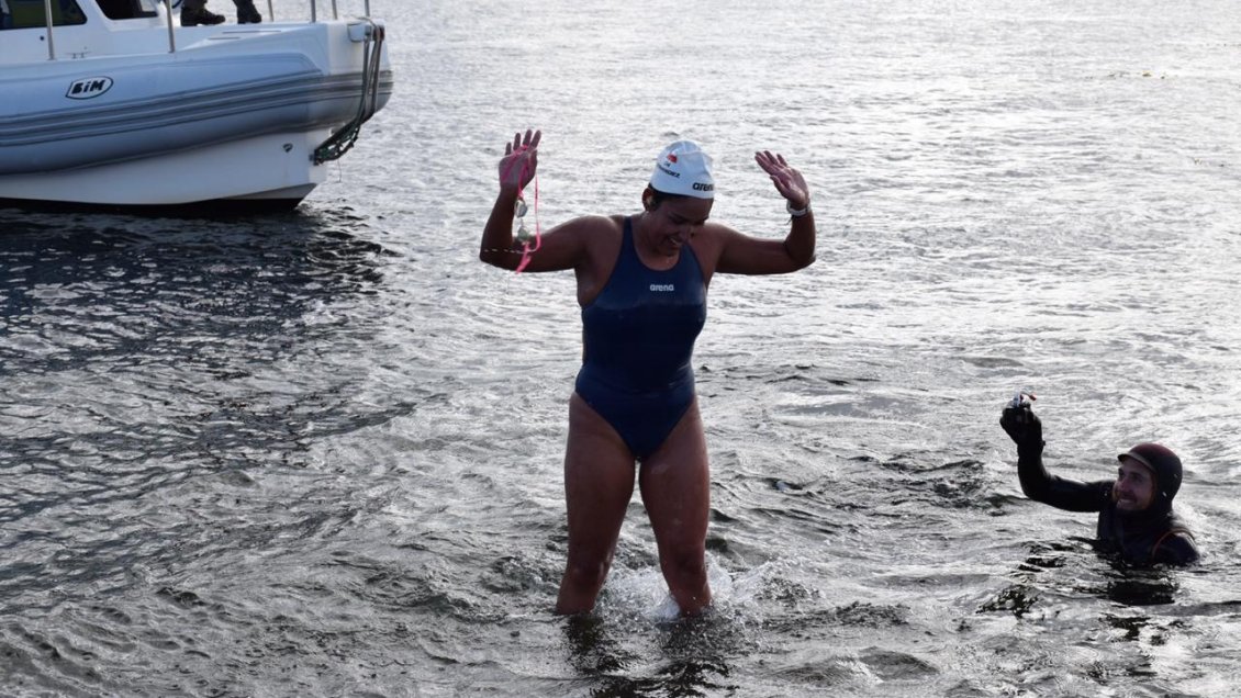 ¡Lo logró! Bárbara Hernández es la primera mujer en el mundo en cruzar nadando el Canal Beagle
