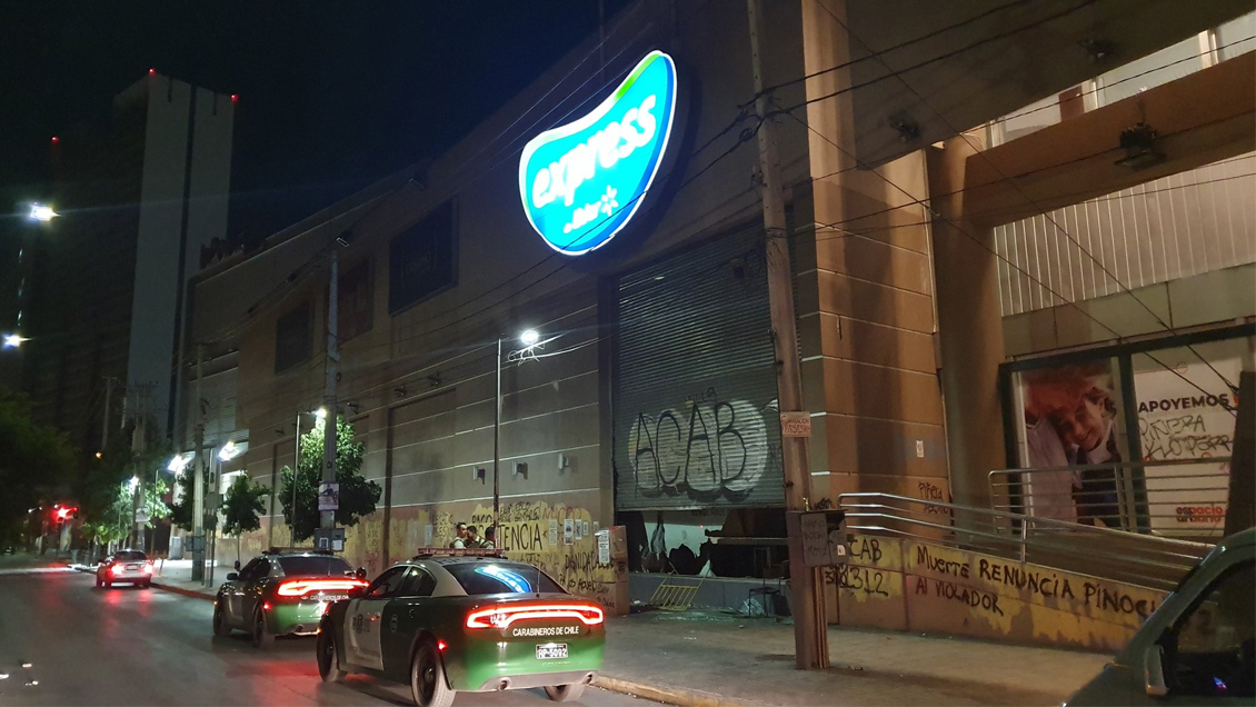 Cuatro locales fueron saqueados en mall de Estación Central tras disturbios