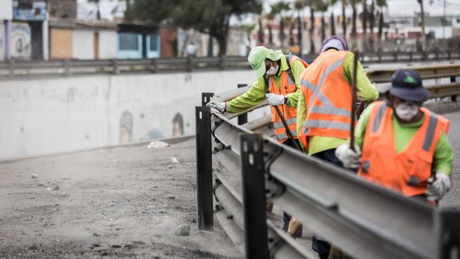 Trabajadores de aseo son grabados arrojando escombros al río San José en Arica