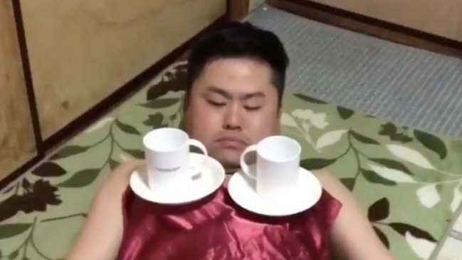 Influencer japonés realizó intervención con tazas por el 