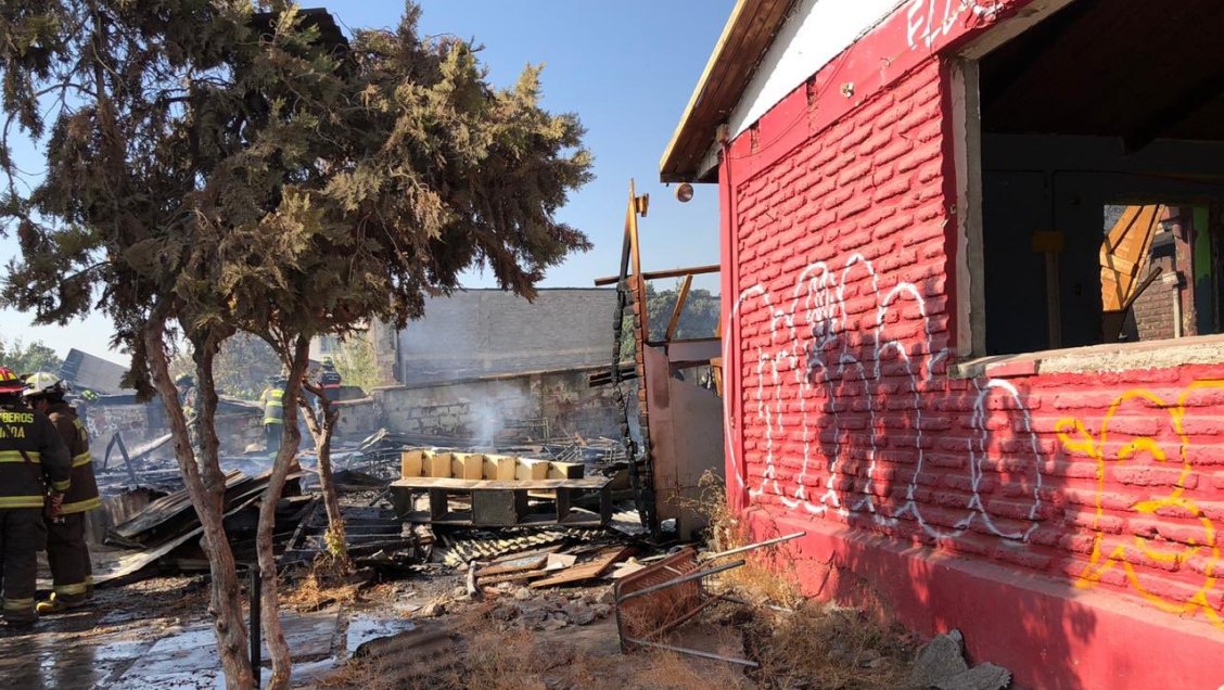 Incendio afectó a escuela abandonada en Peñalolén