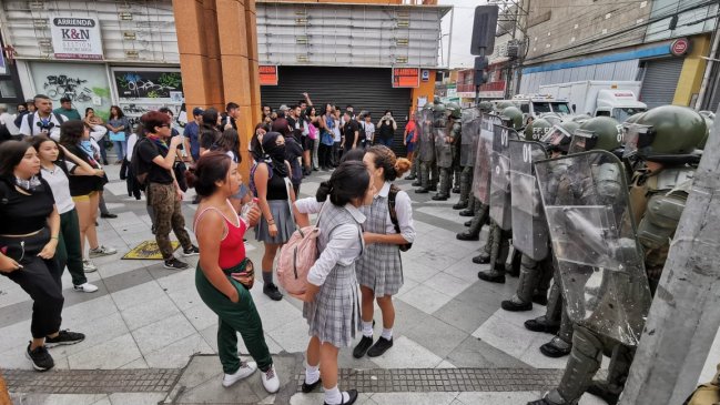 Estudiantes secundarios de Arica marcharon por la ciudad en el primer día de clases