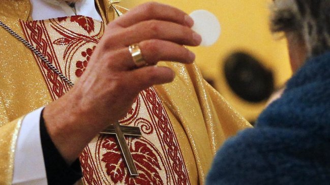 Efecto coronavirus: Iglesias renovarán el agua bendita a diario y la paz se dará a distancia