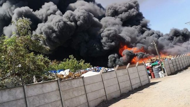 Bomberos trabaja en incendio en sitio de acopio de plástico en Malloco