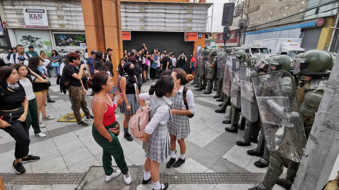 Estudiantes secundarios de Arica marcharon por la ciudad en el primer día de clases