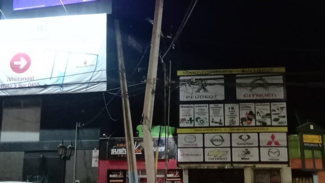 Camión que chocó poste dejó sin luz a más de 6.000 clientes en Rancagua
