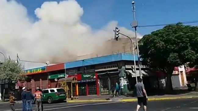 Bomberos combate incendio que afecta a café en el centro de Valparaíso