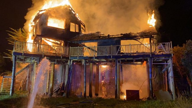 Incendio consumió un local nocturno durante la madrugada en Puerto Montt