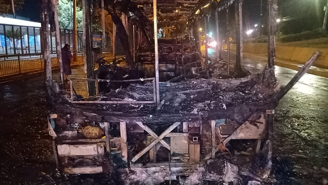Bus del Transantiago fue totalmente quemado tras incidentes en Peñalolén