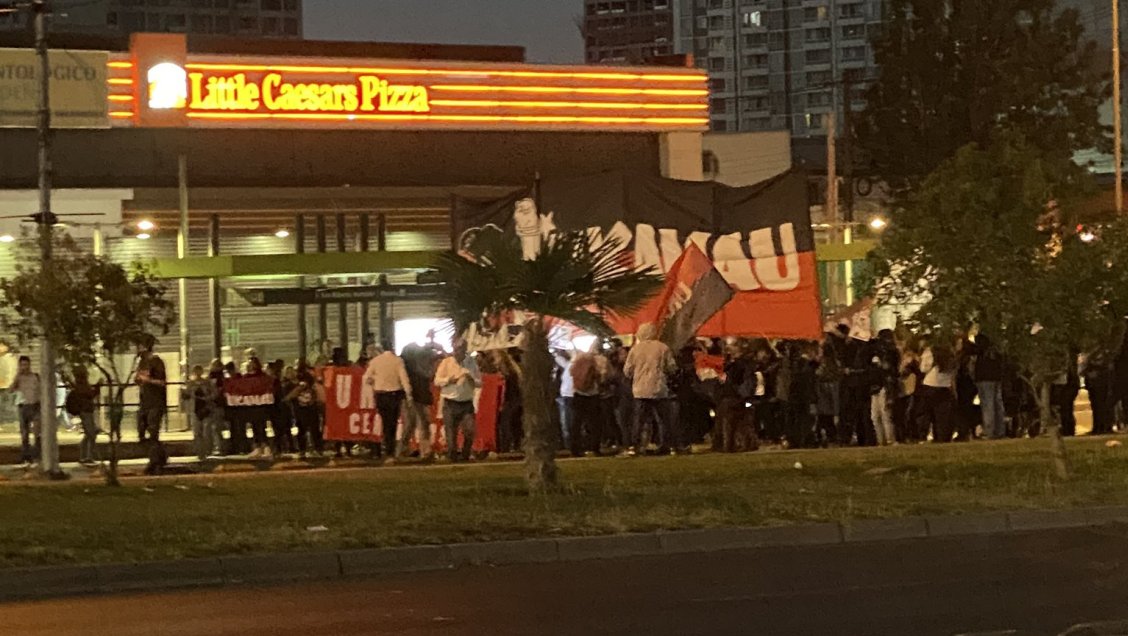 Grupo Ukamau bloquea el tránsito en la Alameda