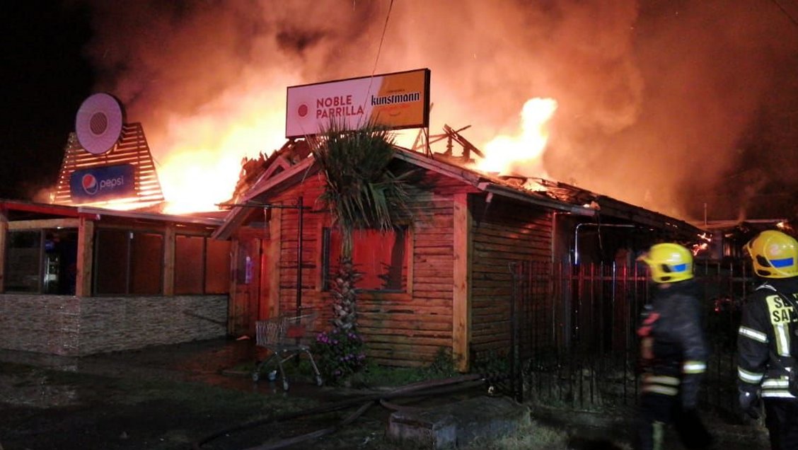 Incendio afectó a local de parrilladas en San Pedro de La Paz