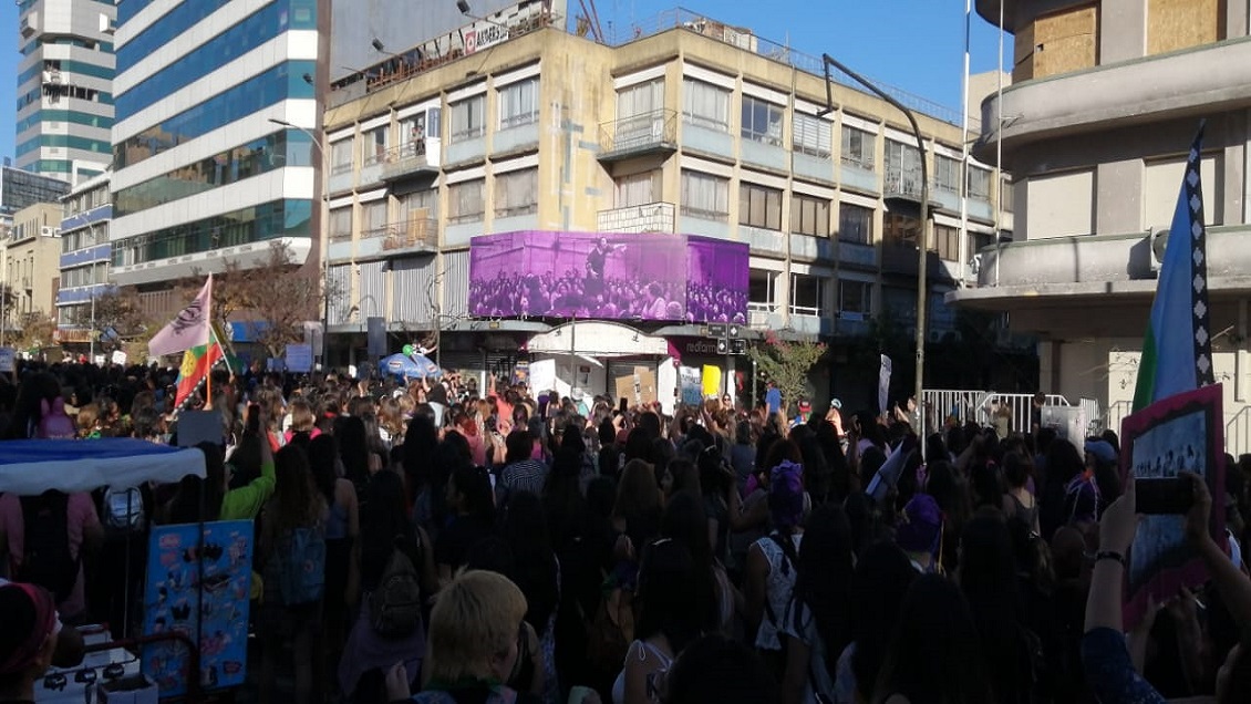 Gigantografía de la masacre de Nueva York apareció en el centro de Concepción este 8M