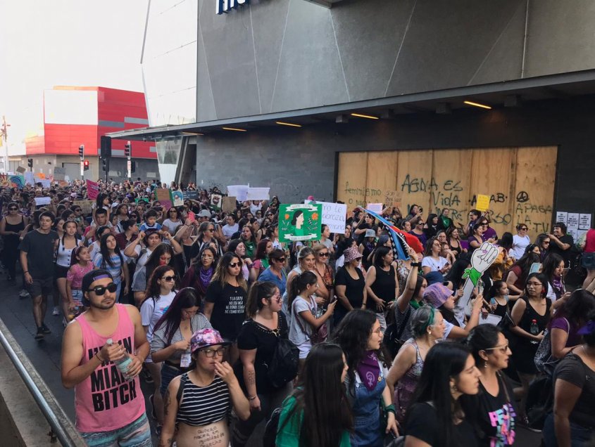 Seis personas fueron detenidas por desórdenes durante la marcha del 8M en Chillán