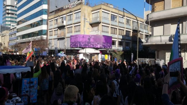 Gigantografía de la masacre de Nueva York apareció en el centro de Concepción este 8M