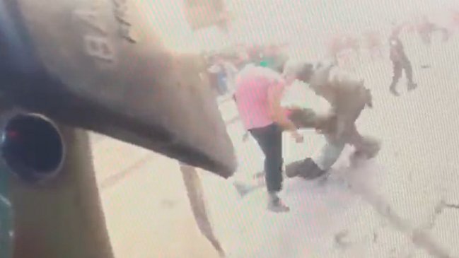 Carabineros anuncia investigación por golpiza a adulto mayor y muestra que éste pateó a un funcionario