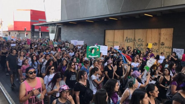 Seis personas fueron detenidas por desórdenes durante la marcha del 8M en Chillán