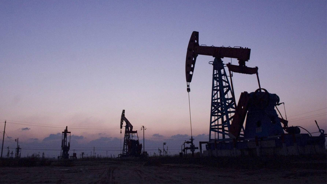 El petróleo se desploma ante el inicio de la guerra de precios y el temor al avance del coronavirus